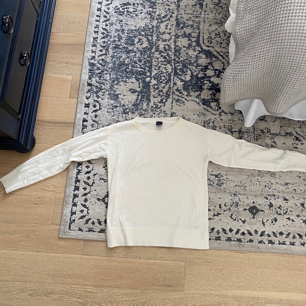 White gap sweater